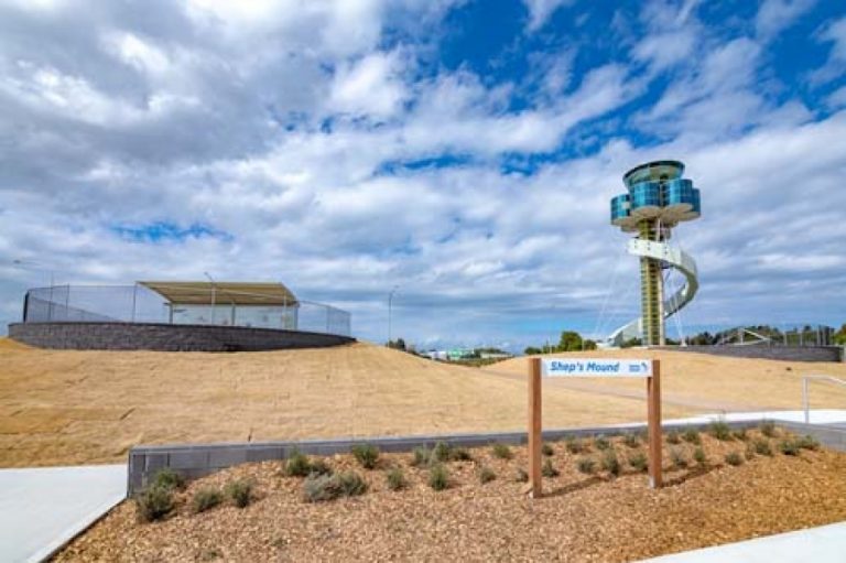 SYDNEY AIRPORT REVAMPS ITS OFFICIAL LOOKOUT FOR PLANE SPOTTERS