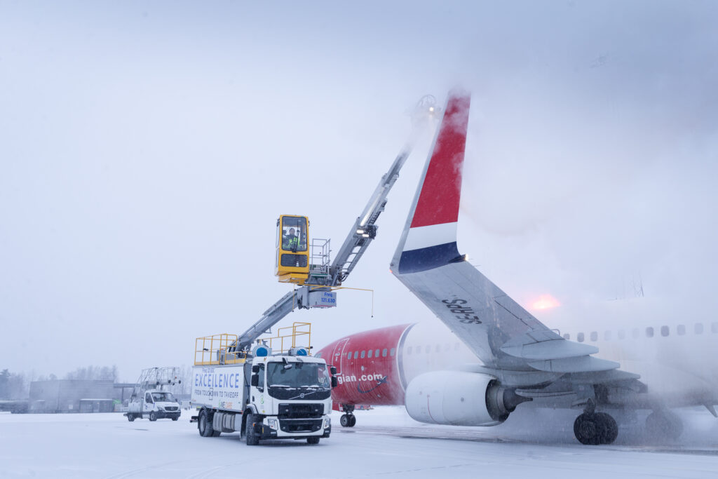 Oslo Airport trials new electric powered aircraft de-icing truck