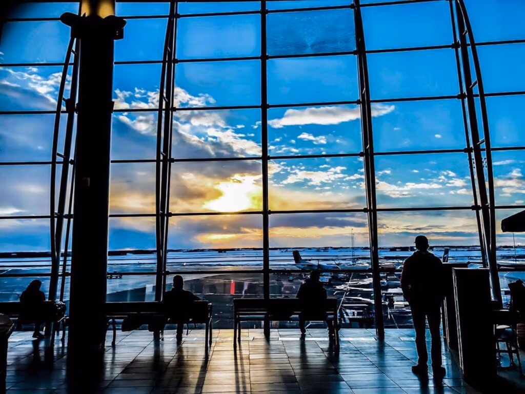 Edmonton and Air Canada sign partnership to reduce carbon emissions