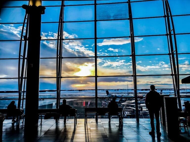 Edmonton and Air Canada sign partnership to reduce carbon emissions