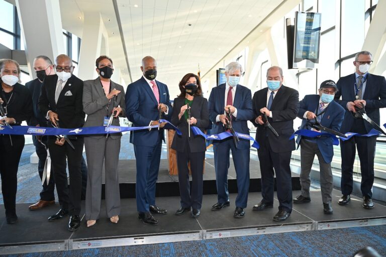 LaGuardia becomes world’s first airport with dual airbridges