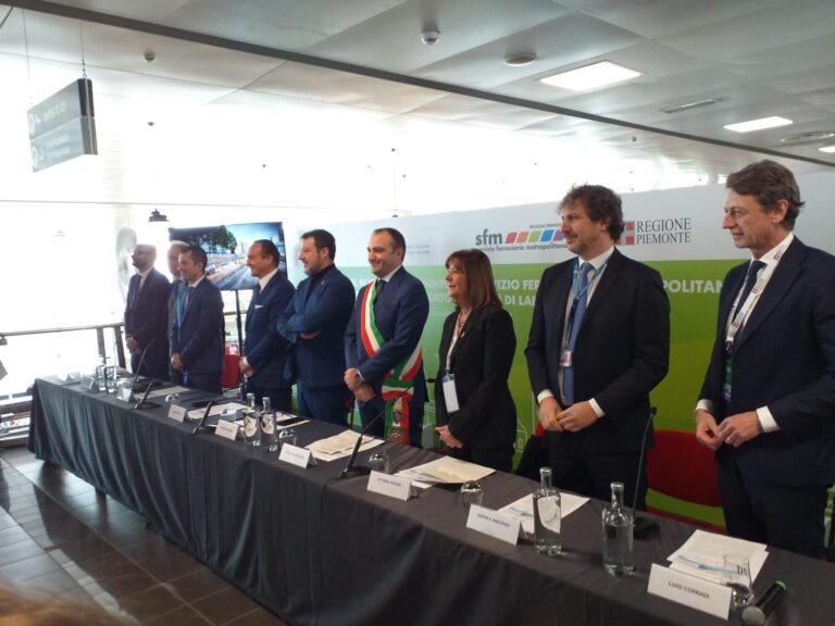 Government ministers celebrate opening of train link to Turin Airport