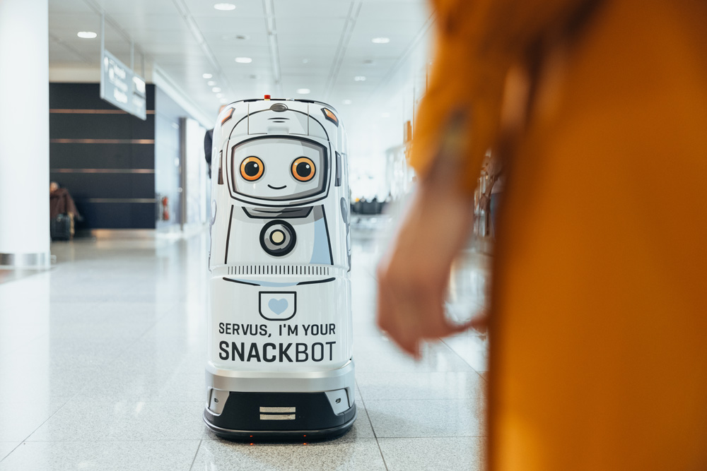 Food serving 'snackbot' on patrol at Munich Airport