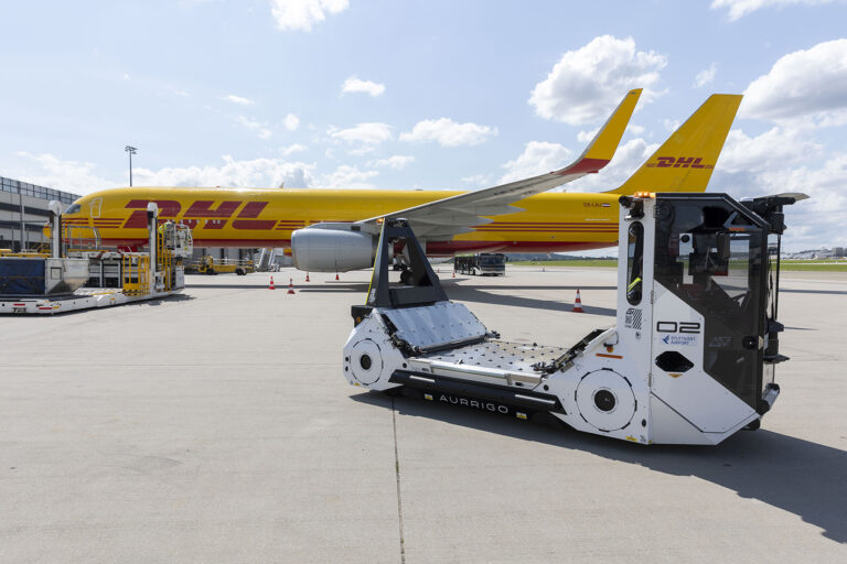 Autonomous tugs on trial at Stuttgart Airport